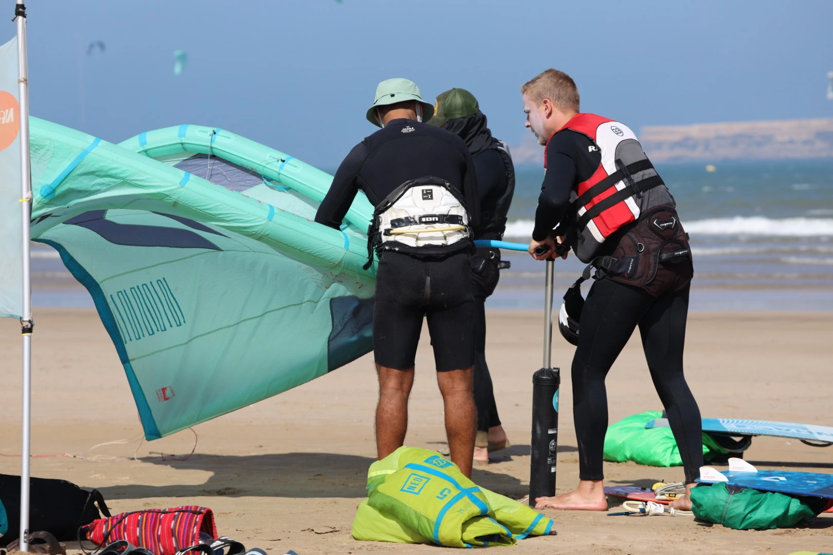 clase de kitesurf en grupo
